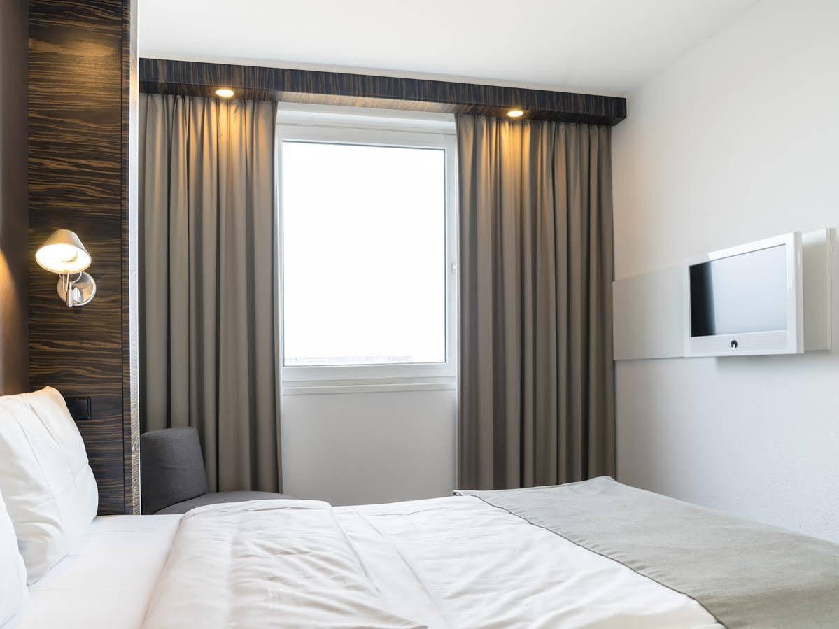 B&B Hotel Muenchen-Putzbrunn Exteriör bild