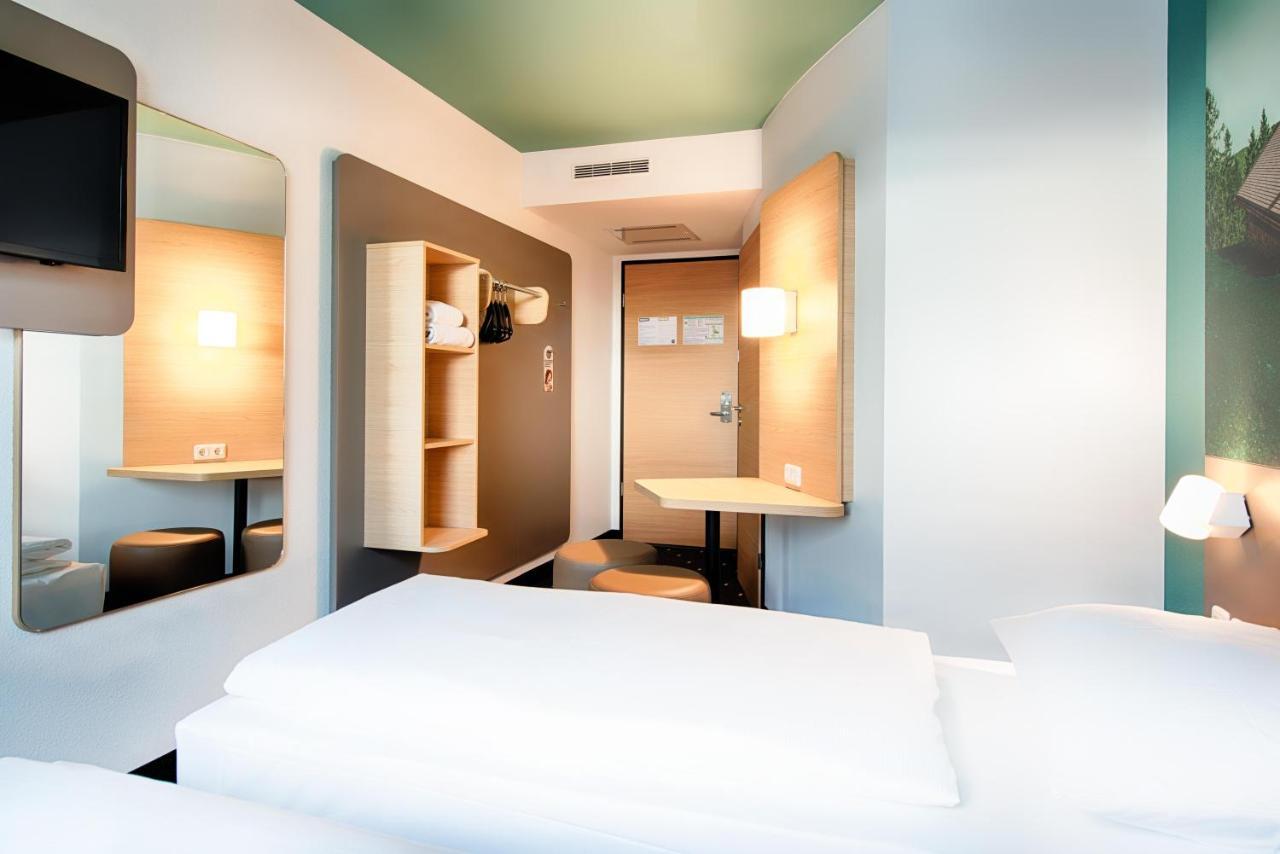 B&B Hotel Muenchen-Putzbrunn Exteriör bild