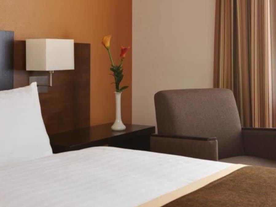 B&B Hotel Muenchen-Putzbrunn Exteriör bild