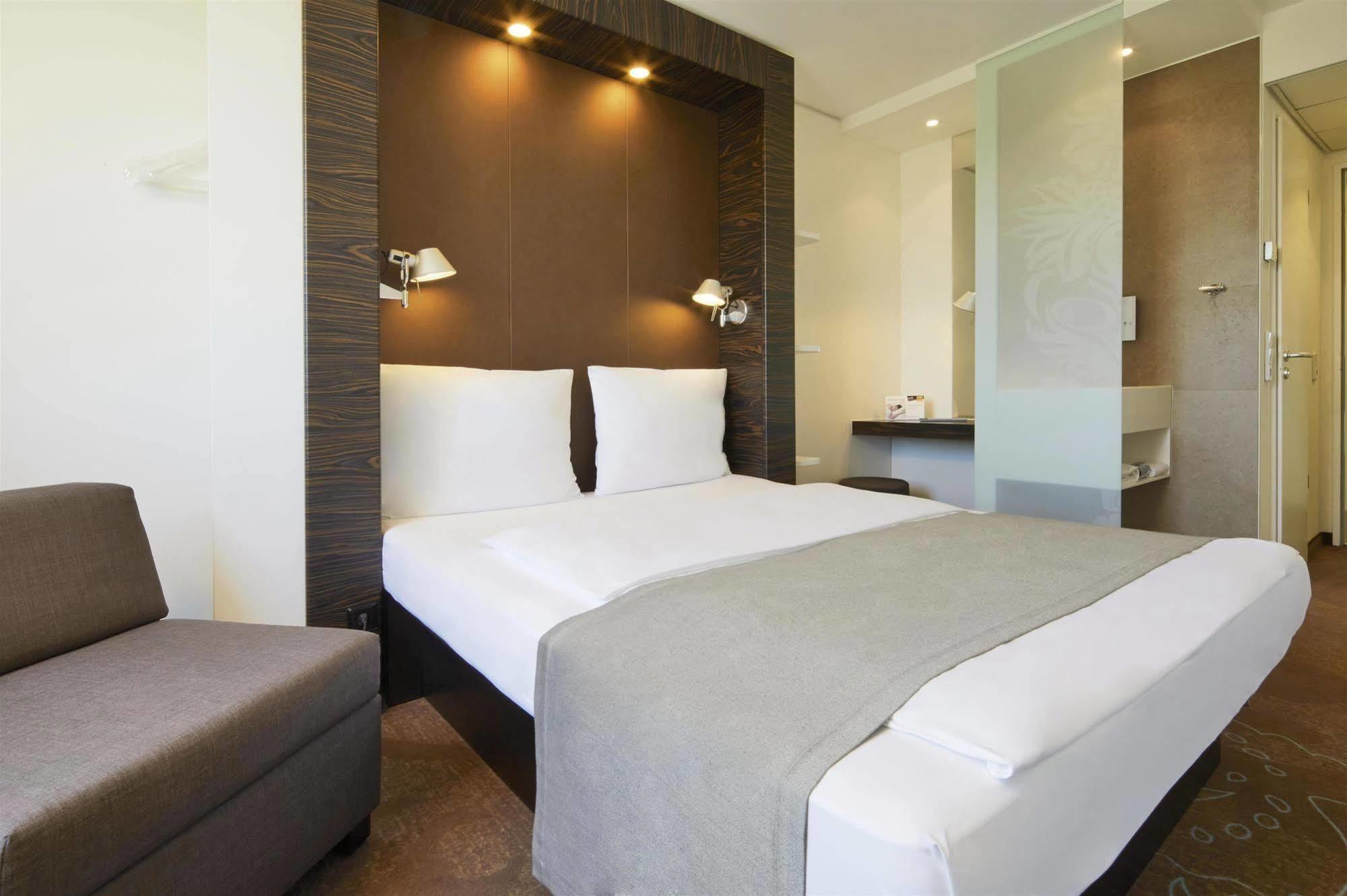 B&B Hotel Muenchen-Putzbrunn Exteriör bild