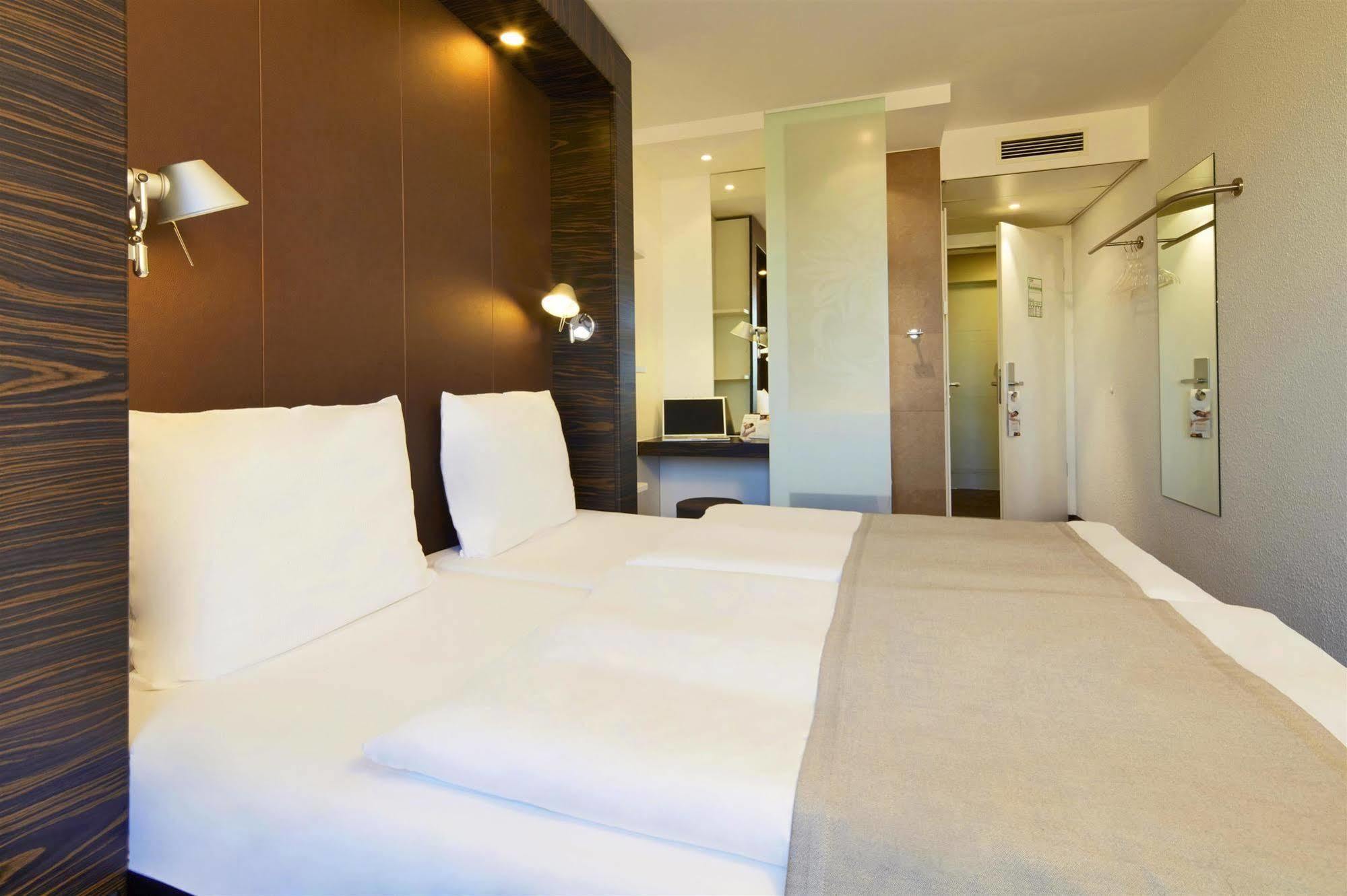 B&B Hotel Muenchen-Putzbrunn Exteriör bild