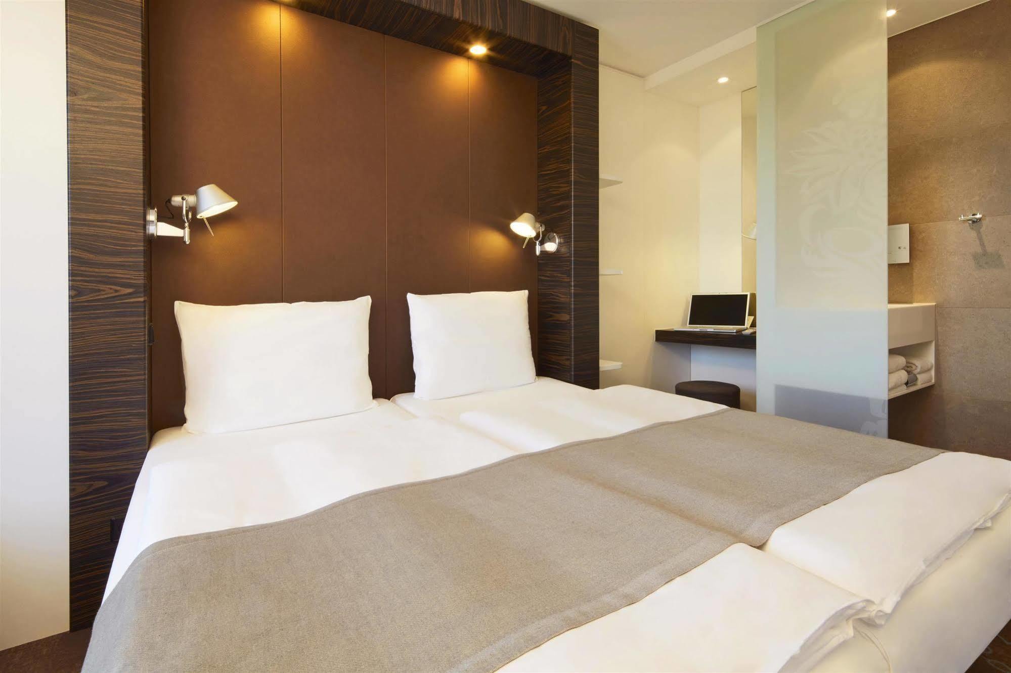 B&B Hotel Muenchen-Putzbrunn Exteriör bild